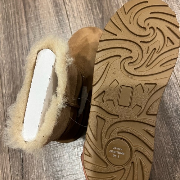 Kirkland Kid’s Shearling Boots - Picture 4 of 5